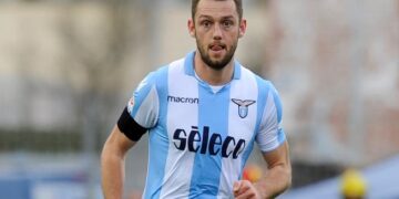 Stefan de Vrij latest: Inter Milan chief ‘cannot confirm’ deal for Liverpool and Manchester United target