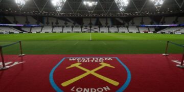 West Ham board meet with fan groups to resolve hostile atmosphere at London Stadium