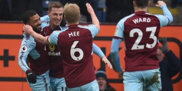 Burnley 2-1 Everton: Cenk Tosun finally scores but Clarets win after late comeback