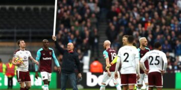 West Ham to launch investigation into fan unrest and pitch invasion at London Stadium