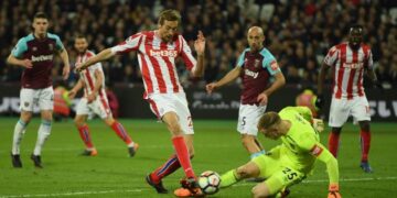 'That's why Southgate isn't taking him to the World Cup' – Fans tear into Joe Hart after howler against Stoke City