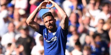Chelsea 1-0 Liverpool: Olivier Giroud heads Blues to within two points of top four